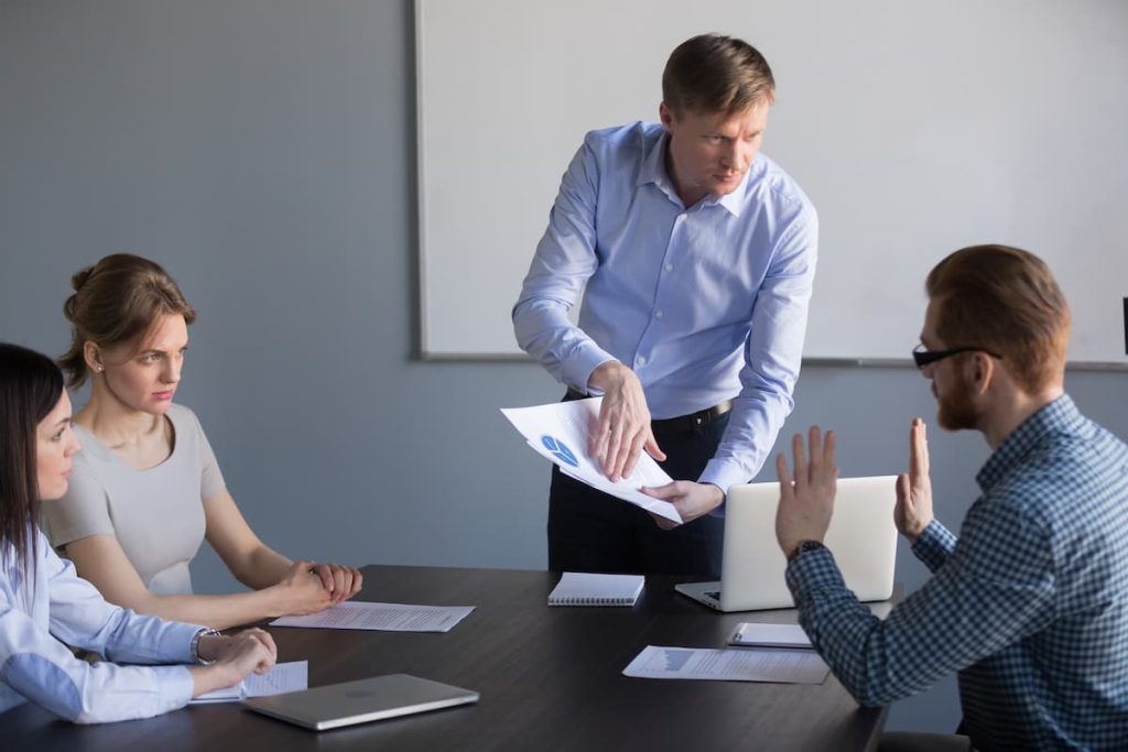 frases prohibidas en una reunión de trabajo