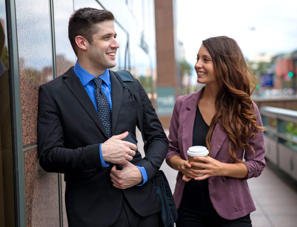 Pareja en una relación amorosa en el trabajo