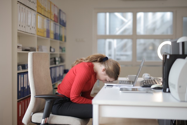 mujer cansada del trabajo