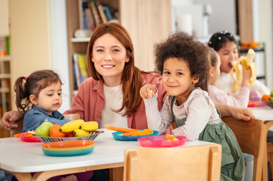 Trabajadora de una guardería con niños