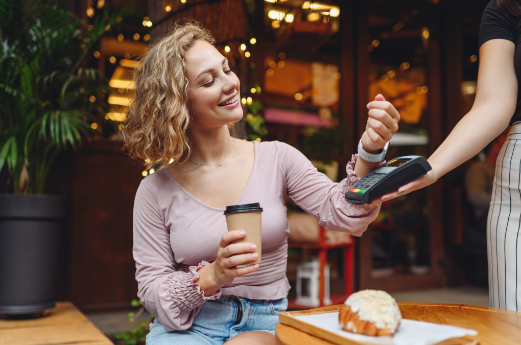 una chica pagando su comida con su apple watch