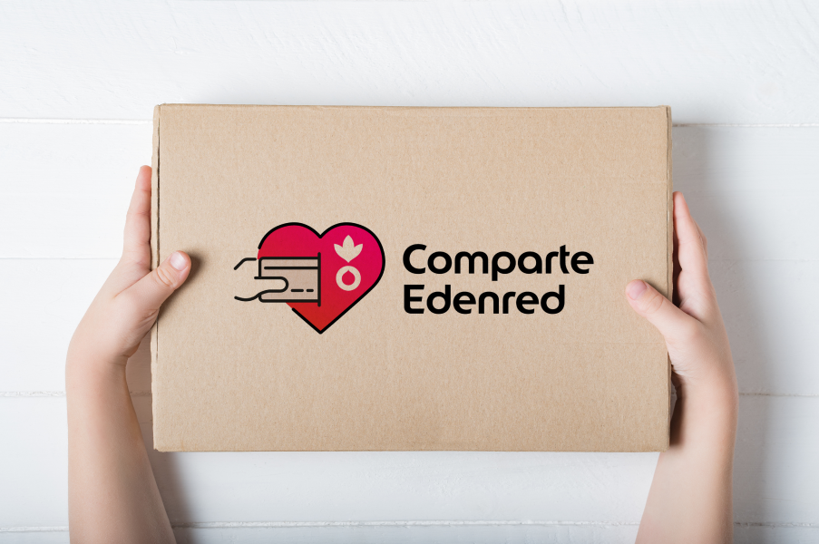 Manos sosteniendo caja de delivery con logo Comparte Edenred