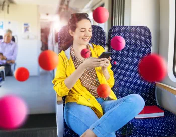 Mujer joven usando transporte público con tarjeta de movilidad