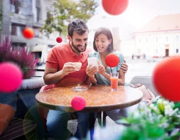 Pareja disfrutando comida en restaurante