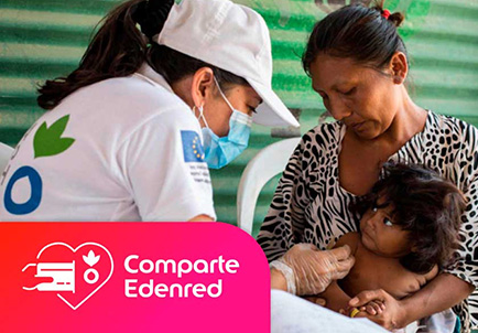 Voluntaria ayudando a madre con bebé en programa alimentario