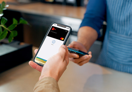Mano usando Ticket Restaurant Virtual en smartphone para pago contactless