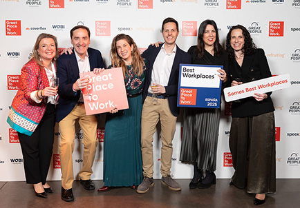 Equipo de Edenred celebrando certificación Great Place to Work con premios