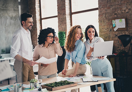 Equipo de profesionales colaborando en proyecto de oficina