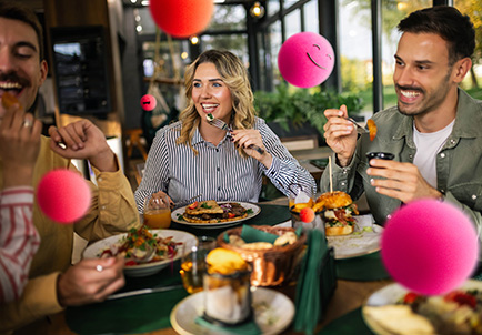 Grupo de amigos disfrutando comida juntos en restaurante