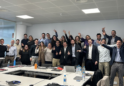 Equipo profesional de Edenred celebrando éxito en sala de reuniones