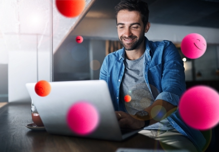 Hombre sonriente trabajando con laptop en oficina