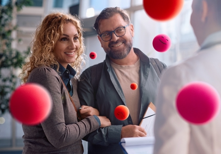Pareja sonriente disfrutando en la recepción de un centro de salud