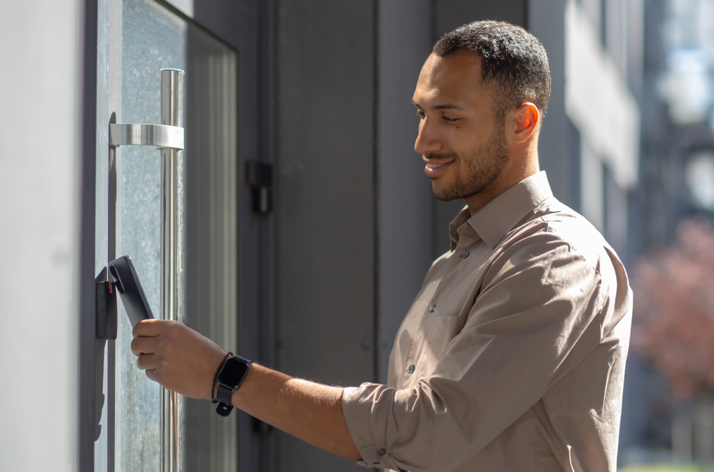 un chico fichando con su tarjeta en su puesto de trabajo