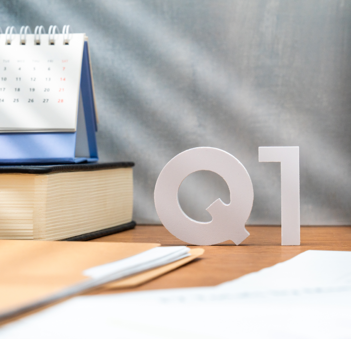 iMAGEN DE UNAS LETRAS QUE PONEN "q1" SOBRE UN ESCRITORIO DE OFICINA