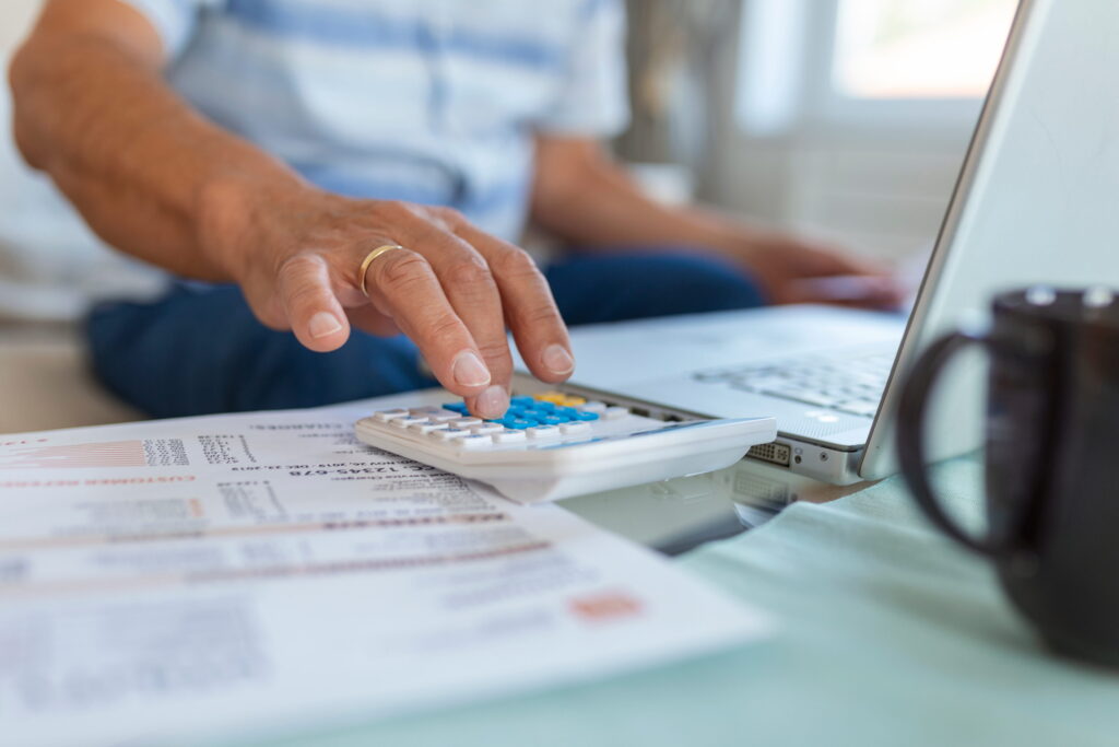 una señora tecleando datos en una calculadora
