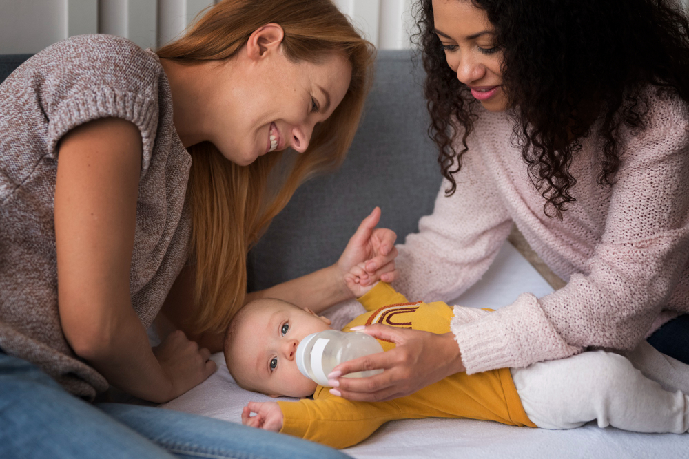 Madres y bebé durante el permiso de lactancia con biberón.
