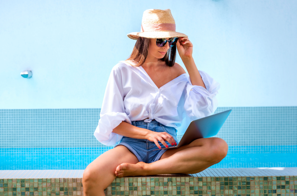 chica de vacaciones trabajando con el ordenador