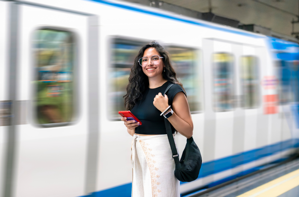 Una chica esperando al metro